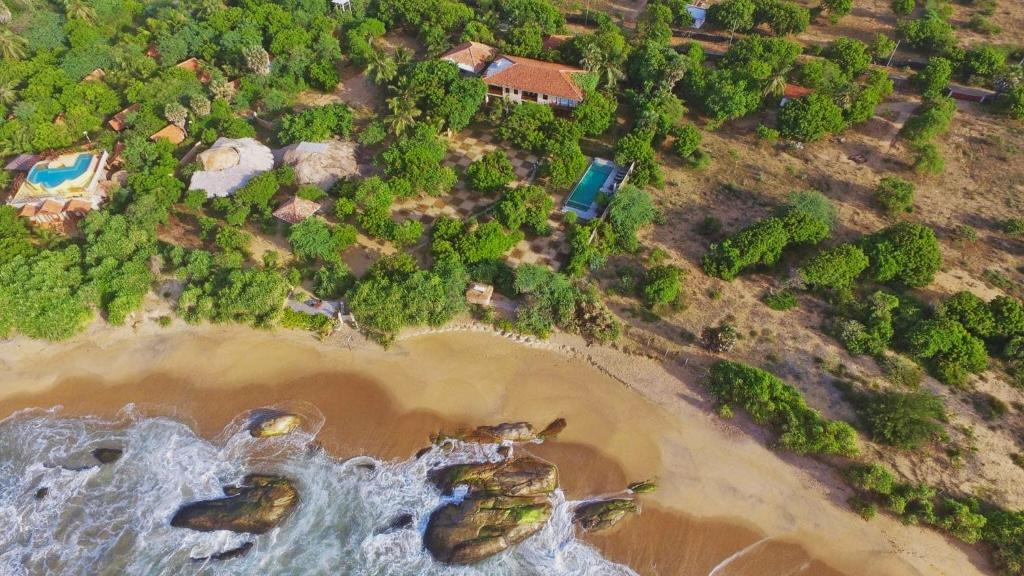 eine Luftansicht auf die Küste eines Strandes in der Unterkunft NIKARA Luxury Beach House in Tissamaharama
