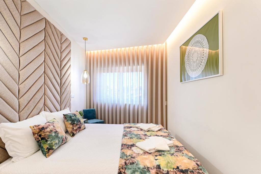 ポルトにあるLapa City Flat Porto - by Guest SPAのベッドと窓が備わるホテルルーム