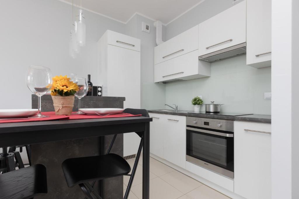 Kuchyňa alebo kuchynka v ubytovaní Warsaw Young City Apartment by Noclegi Renters