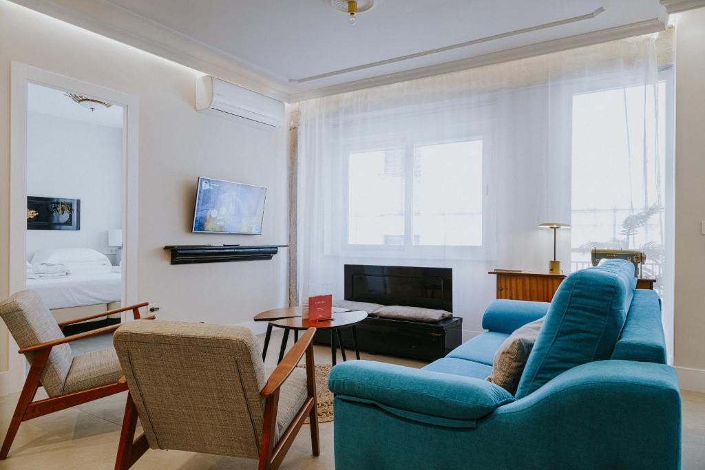 Televízia a/alebo spoločenská miestnosť v ubytovaní Six Apartments by Caleta Homes