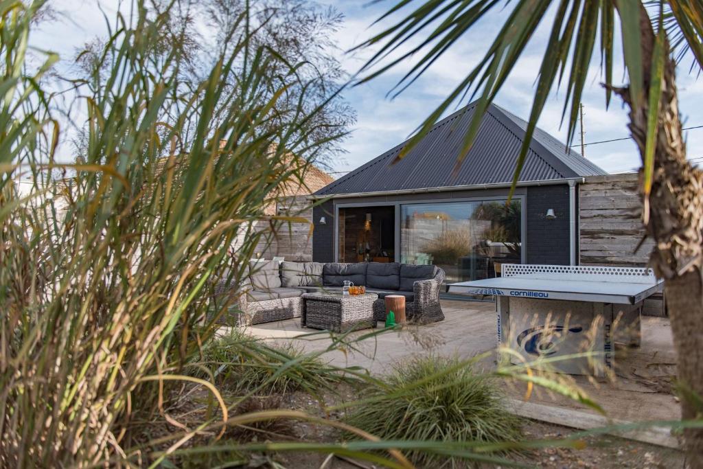 una casa con una mesa de picnic delante de ella en Lark Rise by Bloom Stays en Camber