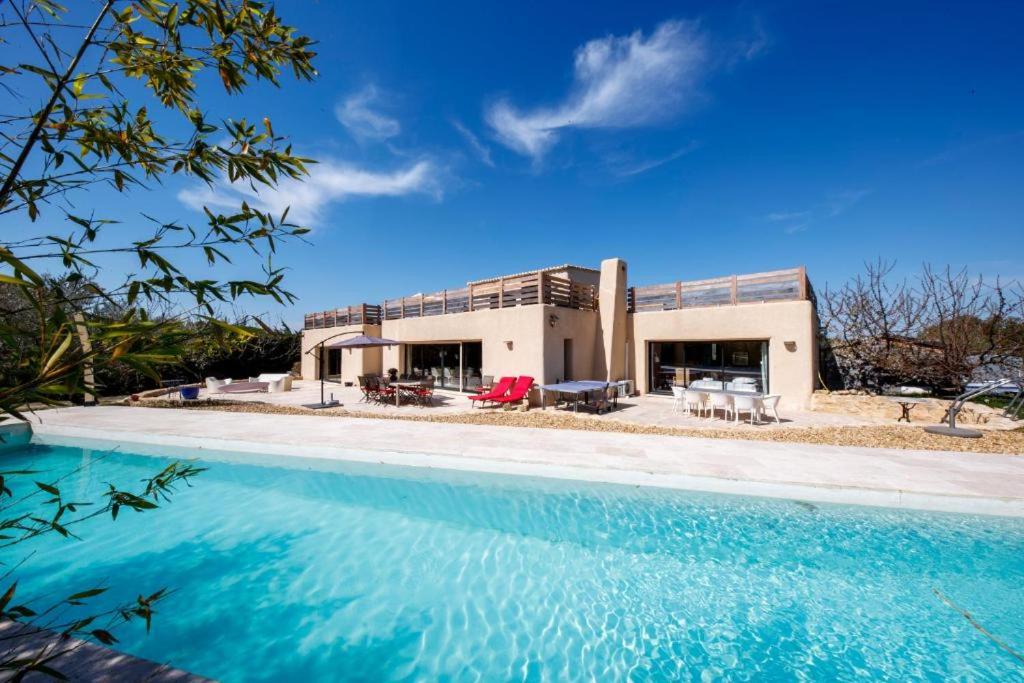 une maison avec une piscine devant dans l'établissement Sérénité en Provence, Climatisée, à La Roque-sur-Pernes