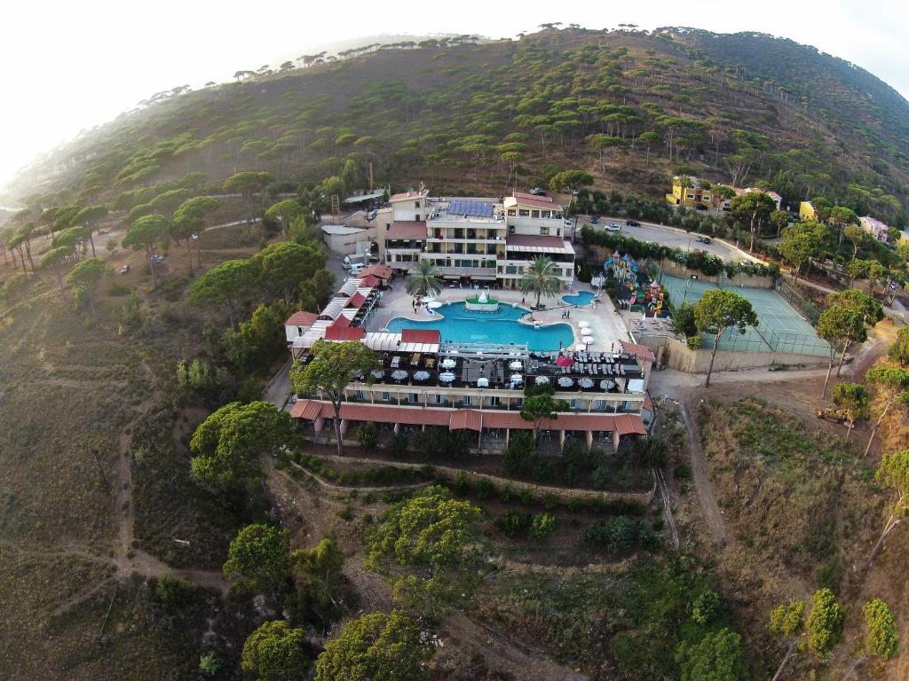 Vue aérienne d'une maison sur une colline dans l'établissement Pineland Hotel and Health Resort, à Ḩammānā