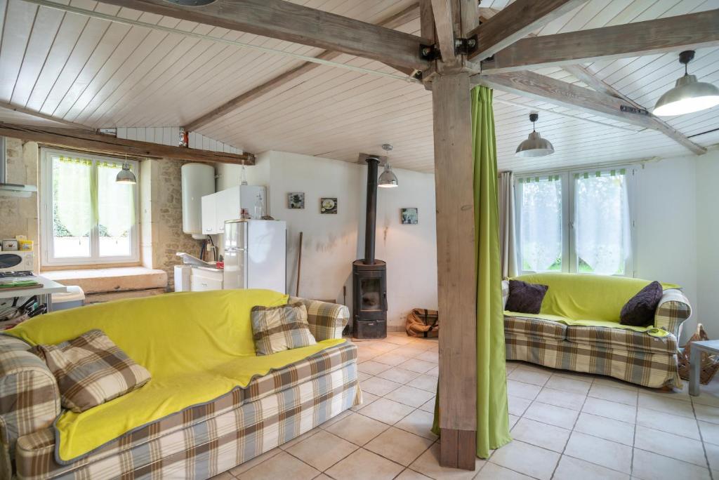 sala de estar con 2 sofás y cocina en Maison d'une chambre avec jardin amenage et wifi a La Bretonniere la Claye, 