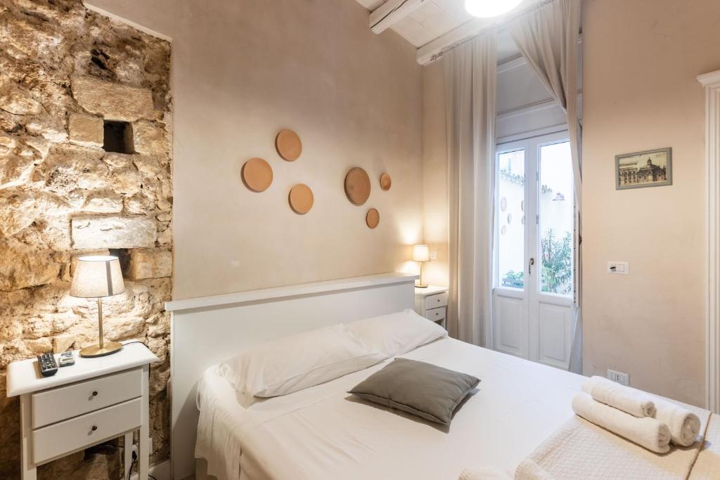 Postel nebo postele na pokoji v ubytování Dedalo Rooms
