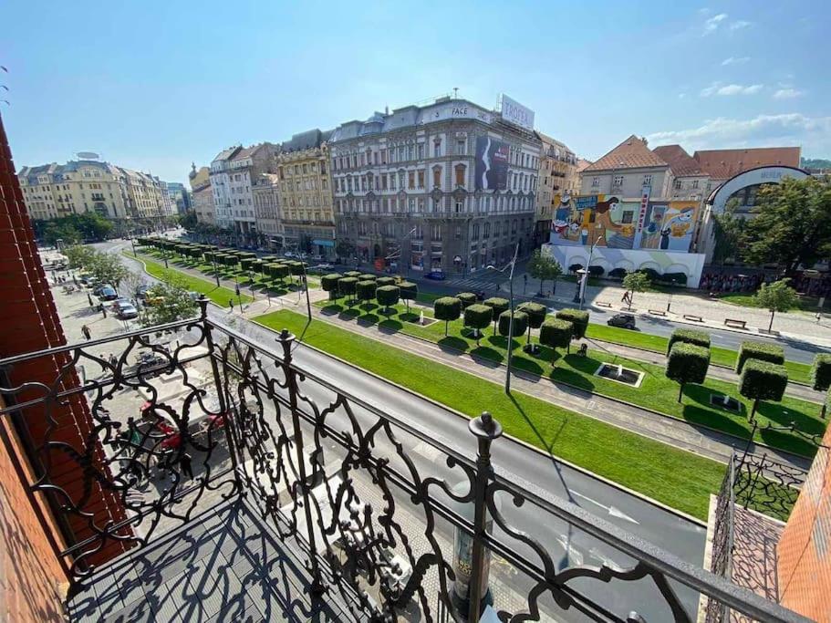 een balkon met uitzicht op de stad bij Extra Sok Szobás Apartman Budapest Központjában in Boedapest