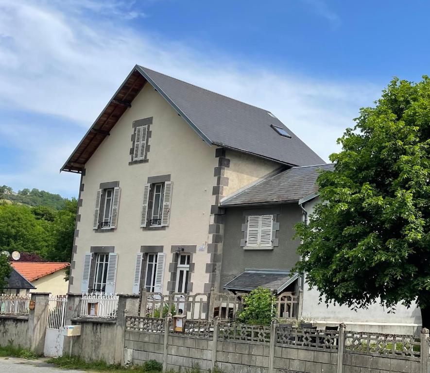 Châteauneuf-les-Bains的住宿－Villa Guillaumette，前面有栅栏的白色房子