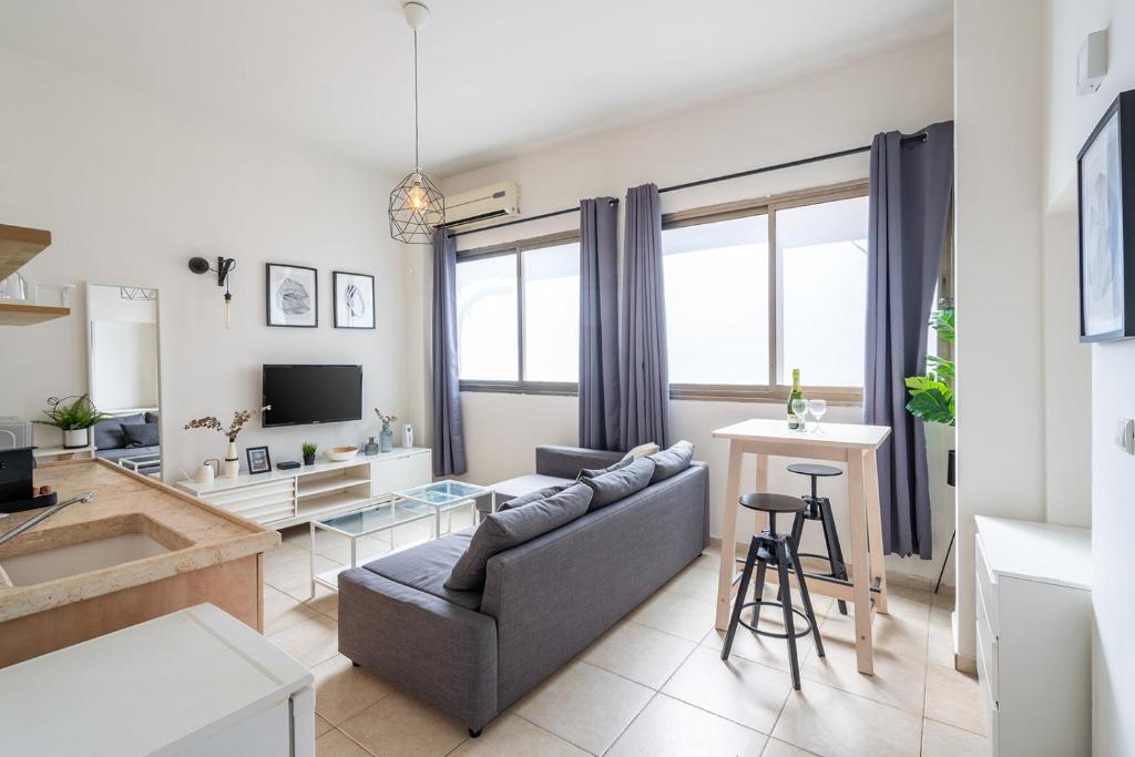 TV a/nebo společenská místnost v ubytování YARKON - By Beach Apartments TLV