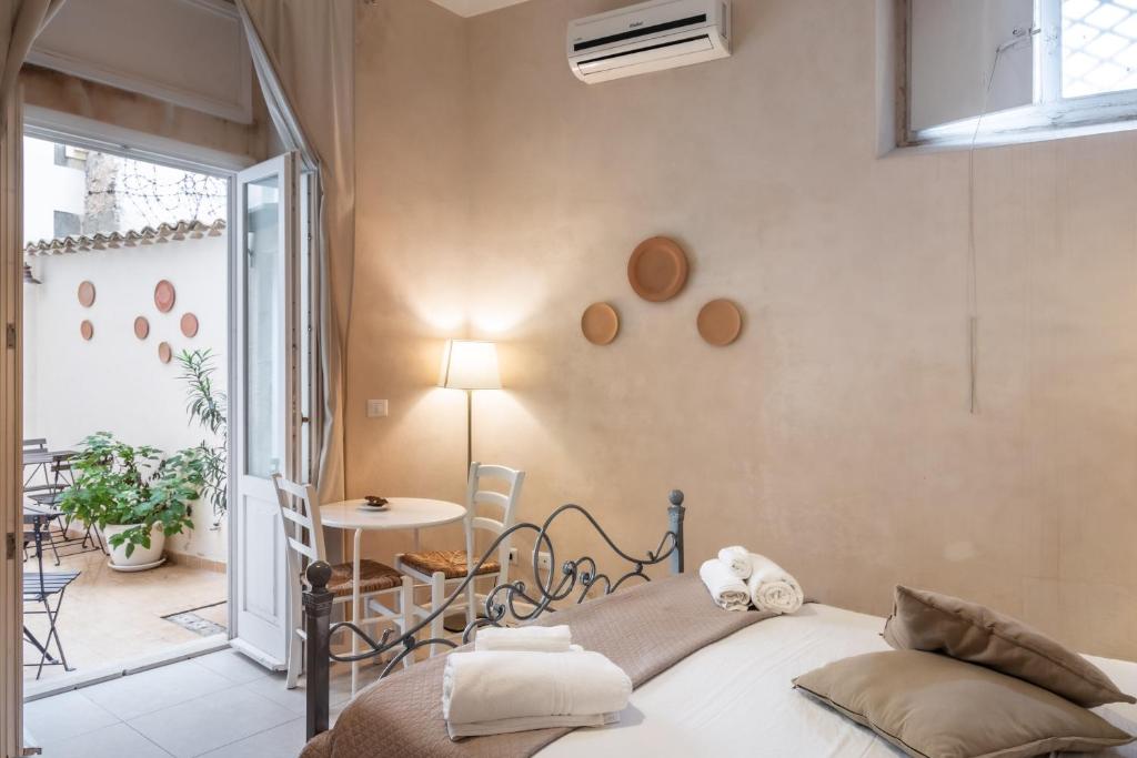 Postel nebo postele na pokoji v ubytování Dedalo Rooms