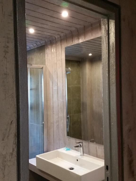 The Crystal Blue Hotel - Resim 45