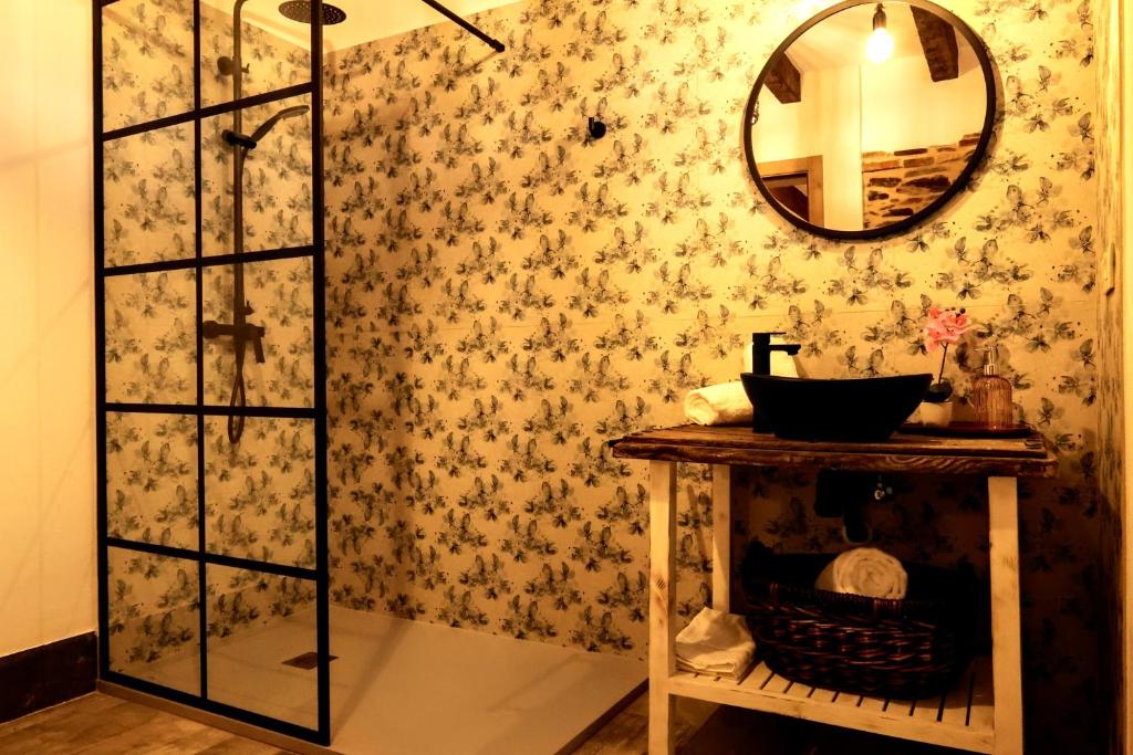 W łazience znajduje się prysznic, lustro i stół. w obiekcie Charming villa in Santa Elena with private poolEL w mieście Santa Elena