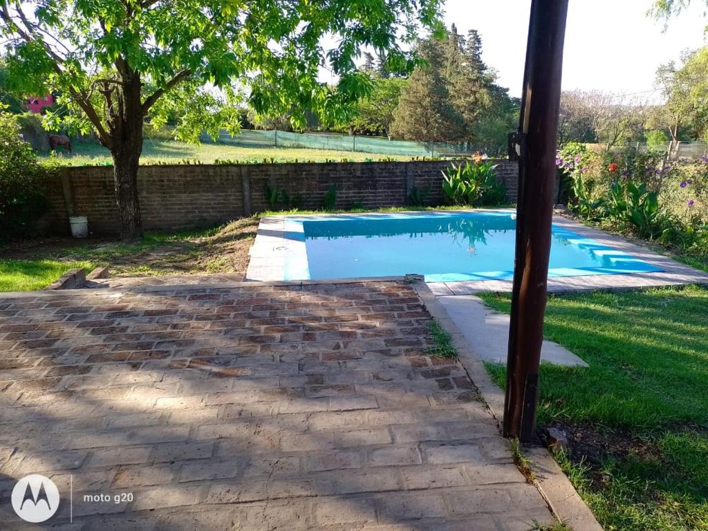 una piscina en el patio trasero de una casa en CASA QUINTA MOZART en Victoria