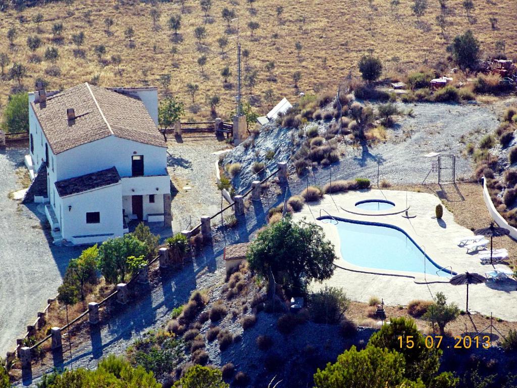 una vista aérea de una casa con piscina en 8 bedrooms villa with private pool furnished garden and wifi at Taberno, en Taberno