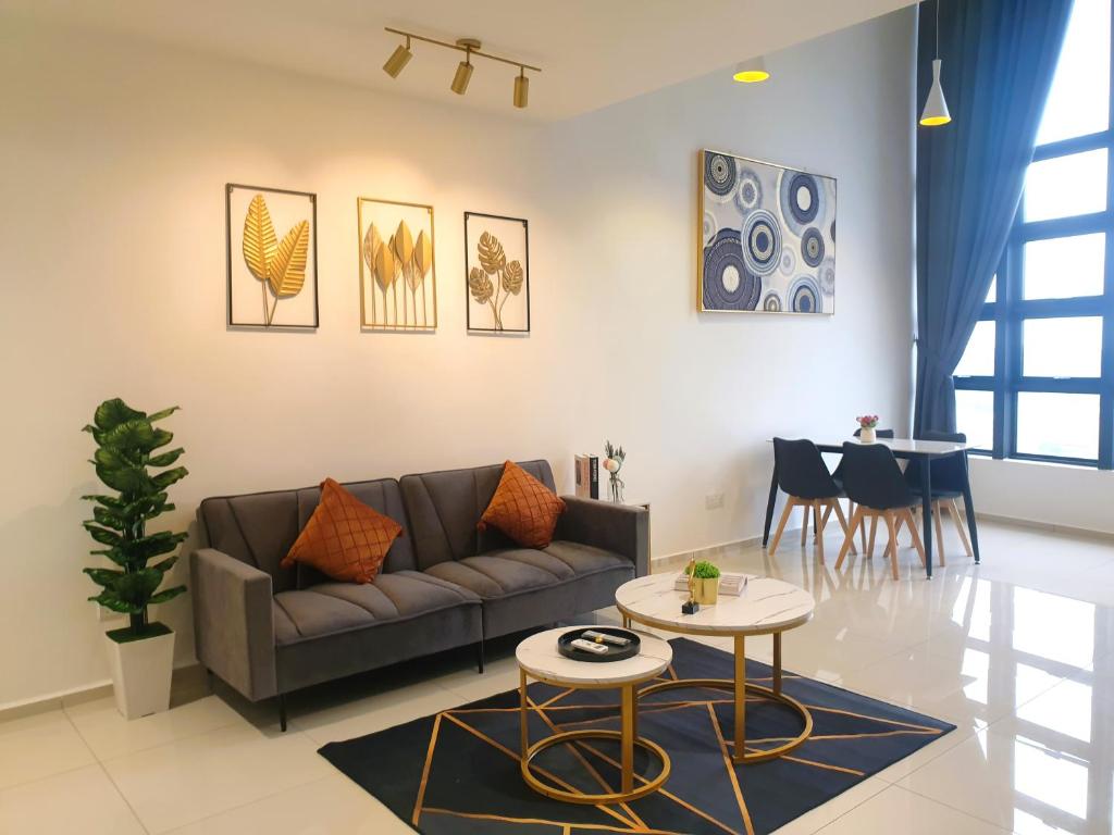 ein Wohnzimmer mit einem Sofa und einem Tisch in der Unterkunft EkoCheras Duplex Suite by Ohana Home in Kuala Lumpur