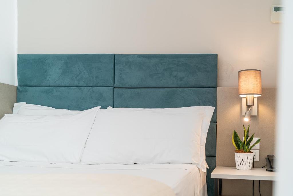 Postel nebo postele na pokoji v ubytování Hotel Pigalle