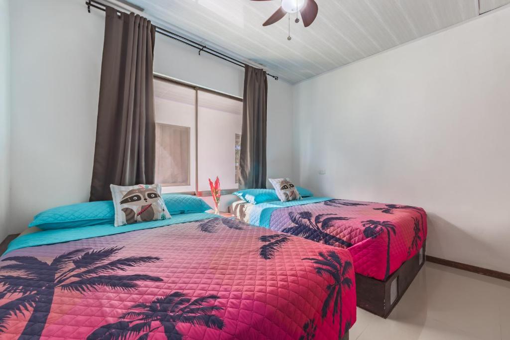 Postel nebo postele na pokoji v ubytování Villas Mapache del Caribe