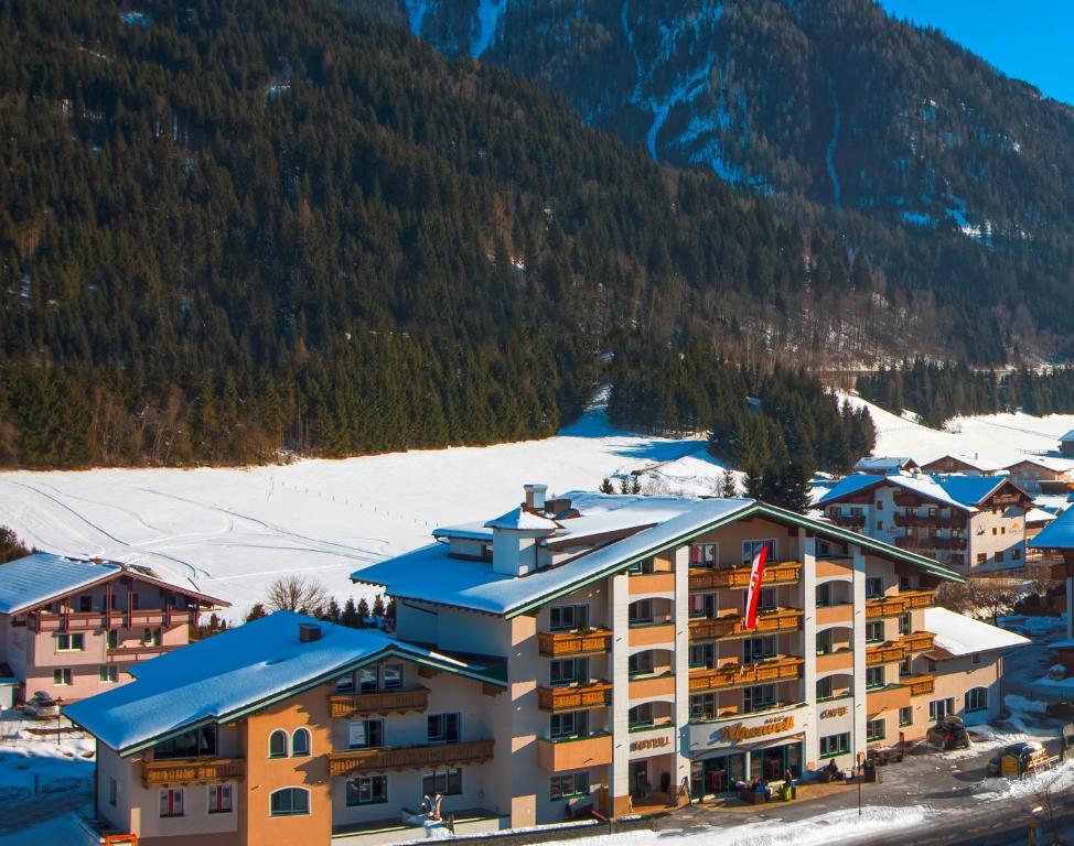 eine Luftansicht eines Resorts im Schnee in der Unterkunft Hotel Alpenwelt Superior in Flachau