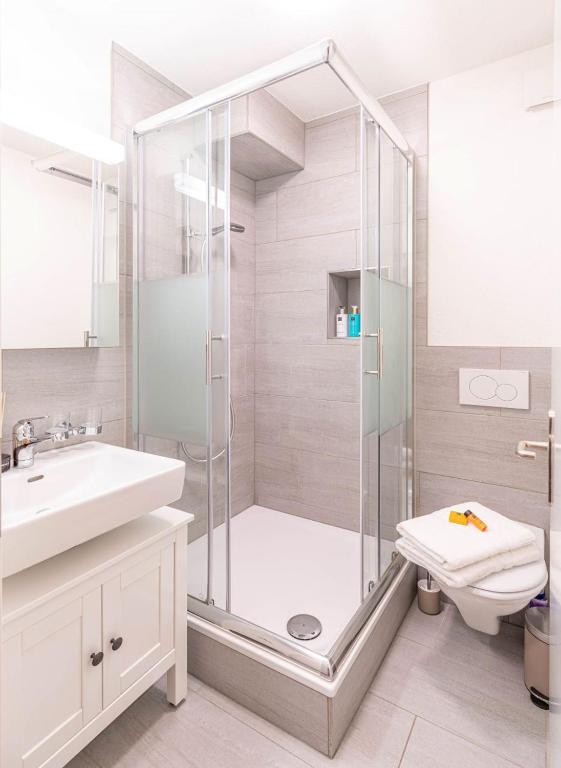 one bedroom apartment in trendy Zurich West - Resim 8