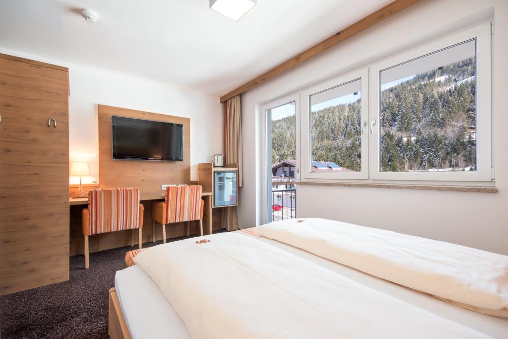 Postel nebo postele na pokoji v ubytování Hotel Alpenwelt Superior