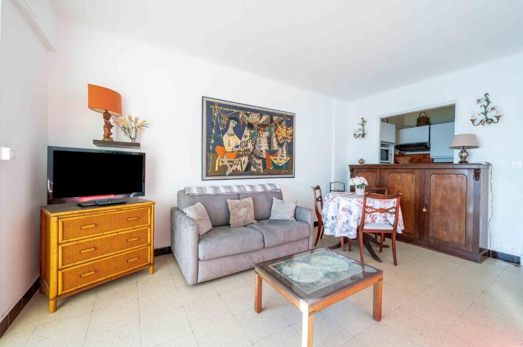 Televízia a/alebo spoločenská miestnosť v ubytovaní Appartement cosy à Cannes - 40 m² avec balcon et vue mer