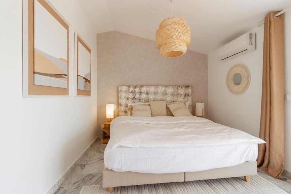 Postel nebo postele na pokoji v ubytování Bright Nordic style penthouse in beachside resort
