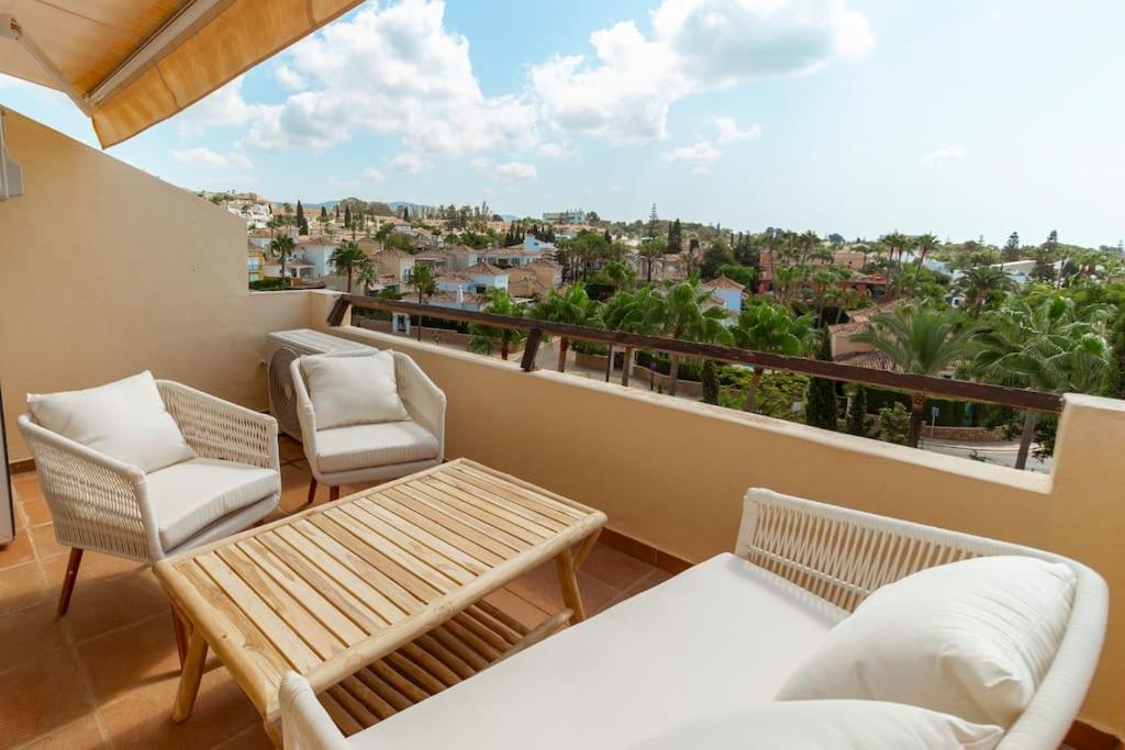 Balkón nebo terasa v ubytování Bright Nordic style penthouse in beachside resort