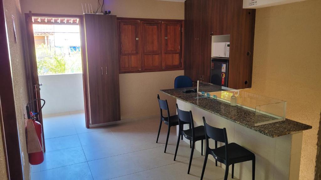 Η κουζίνα ή μικρή κουζίνα στο SUITES PERTO DO MAR