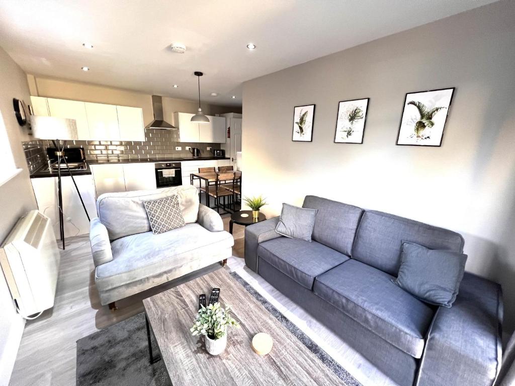 a living room with a couch and a table at Perfect for contractors 2 bedroom- 2 bathrooms- 4 single beds- free parking in Southampton