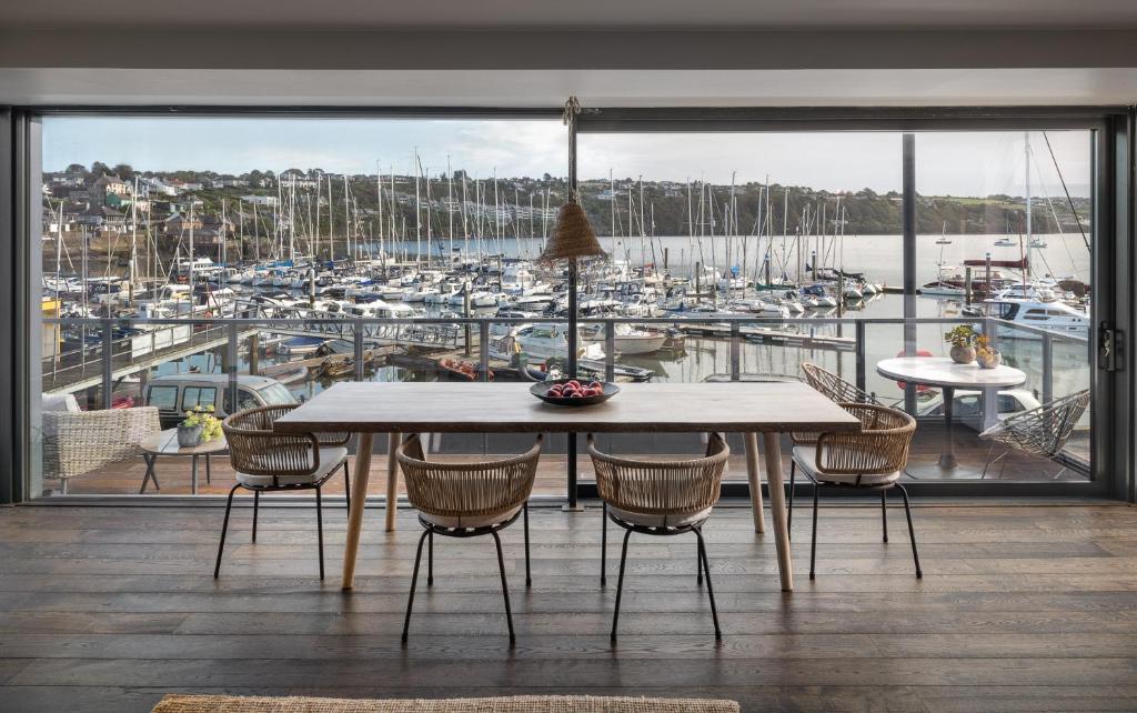 uma sala de jantar com vista para uma marina em The Other 43 em Kinsale