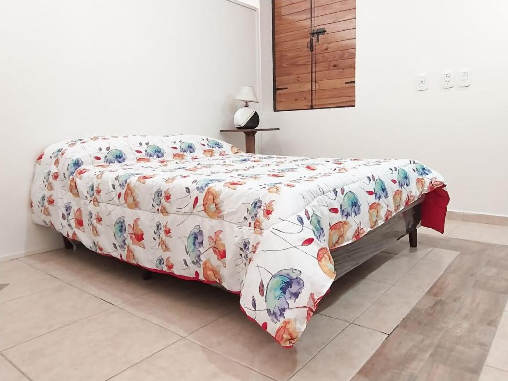 Una cama con una manta en una habitación en Turismo Merino Depto El Paraiso en San Rafael