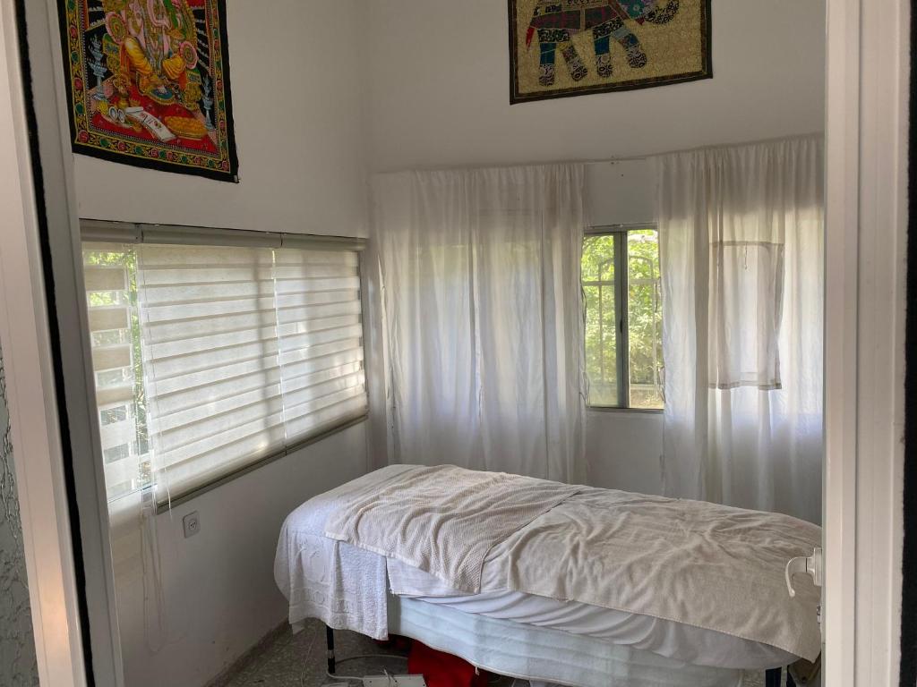 a bedroom with a bed and a window at דירת סטודיו בכרמל הירוק in Haifa
