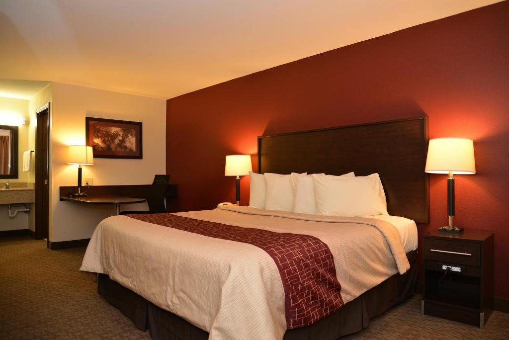 um quarto de hotel com uma cama grande e duas lâmpadas em Red Roof Inn Cookeville - Tennessee Tech em Cookeville