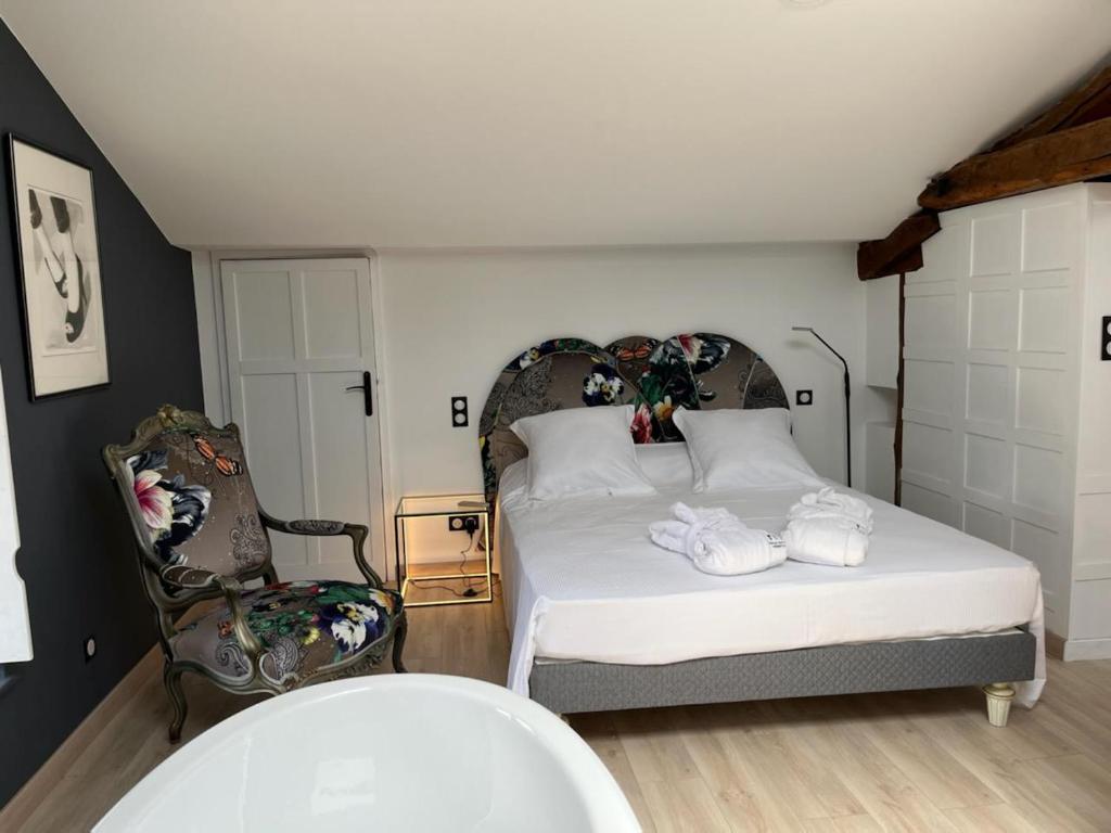 La Maison des Consuls - Deluxe One-Bedroom Apartment With City View