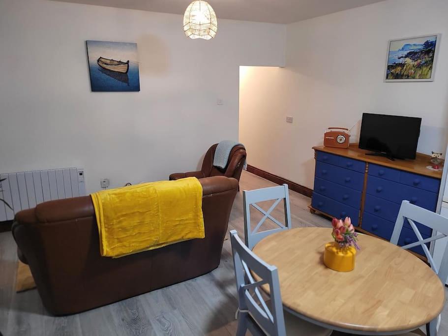 sala de estar con sofá y mesa en Murray's Lodge: Self-Catering Accommodation., en Cavan