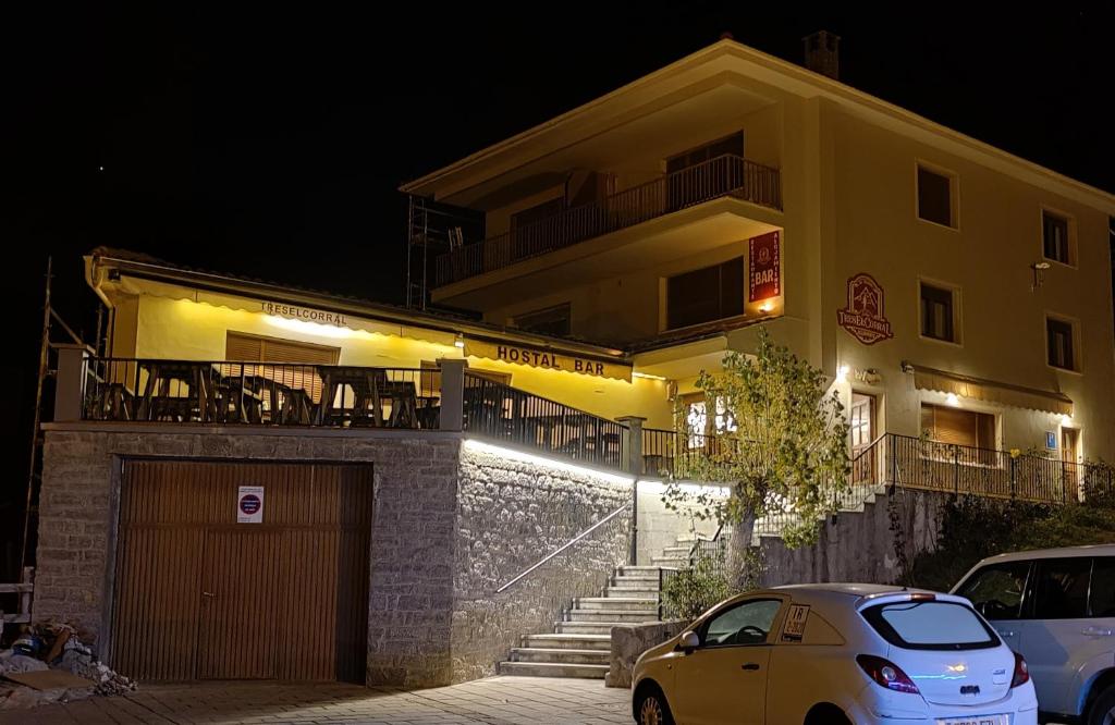 un coche amarillo estacionado frente a un edificio en Treselcorral, en Sotres