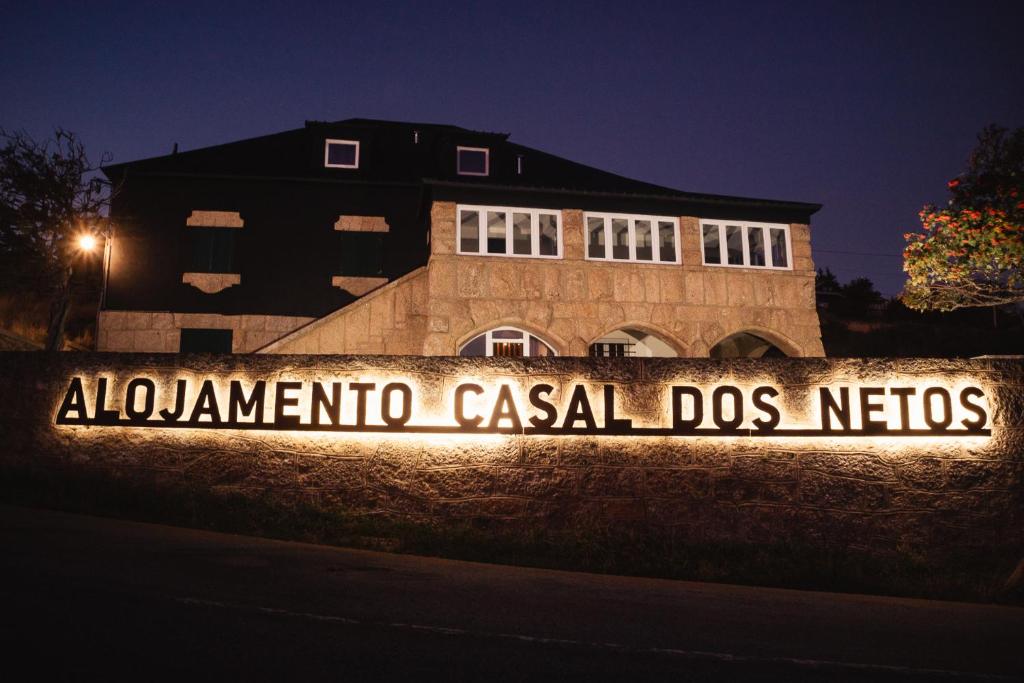 un cartello che legge "Albuquerque Casal dos Nieves" di fronte a un edificio. di Casal dos Netos a Penhas da Saúde