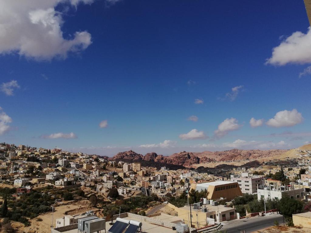 uitzicht op een stad met gebouwen en bergen bij Euphoria bed & breakfast in Wadi Musa
