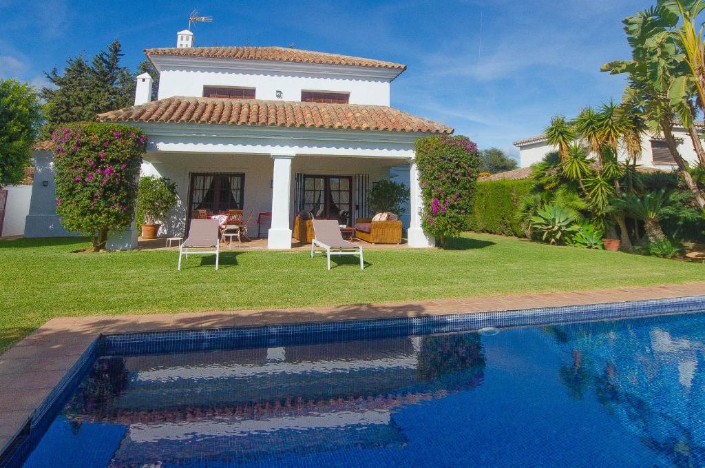 Bazén v ubytování VILLA DEL MAR- Private swimming pool next to the beach nebo v jeho okolí