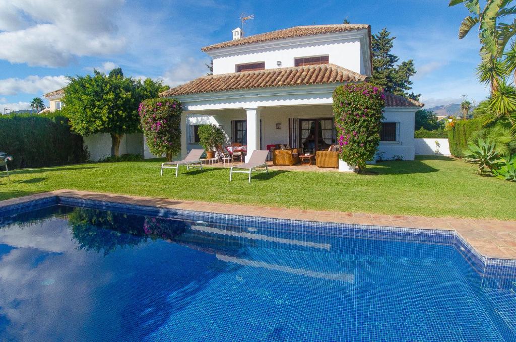 Bazén v ubytování VILLA DEL MAR- Private swimming pool next to the beach nebo v jeho okolí