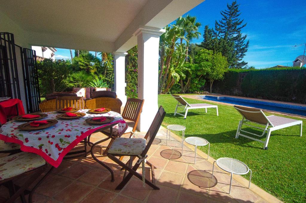 Bazén v ubytování VILLA DEL MAR- Private swimming pool next to the beach nebo v jeho okolí