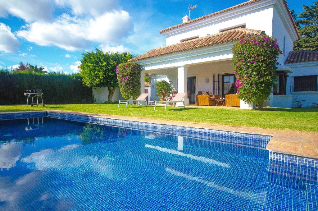 Bazén v ubytování VILLA DEL MAR- Private swimming pool next to the beach nebo v jeho okolí