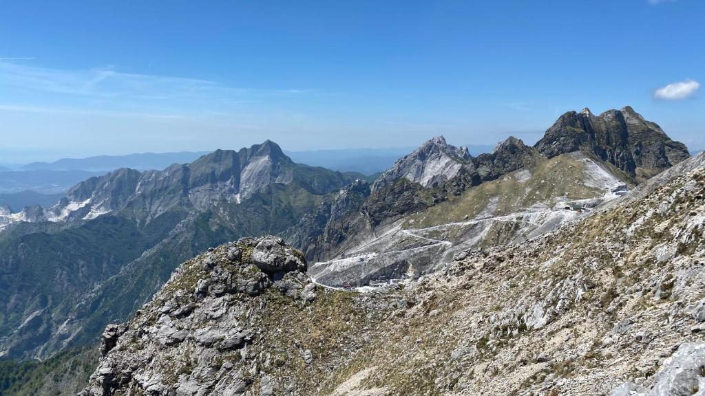 Ein allgemeiner Bergblick oder ein Berglick von des Bed & Breakfasts aus