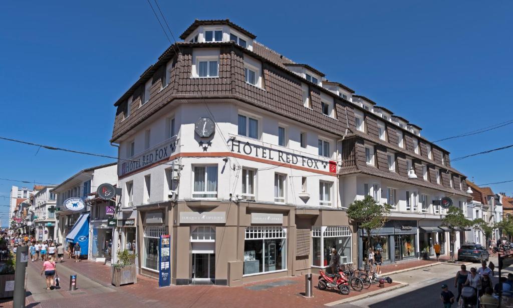 een gebouw op de hoek van een straat bij Red Fox in Le Touquet-Paris-Plage