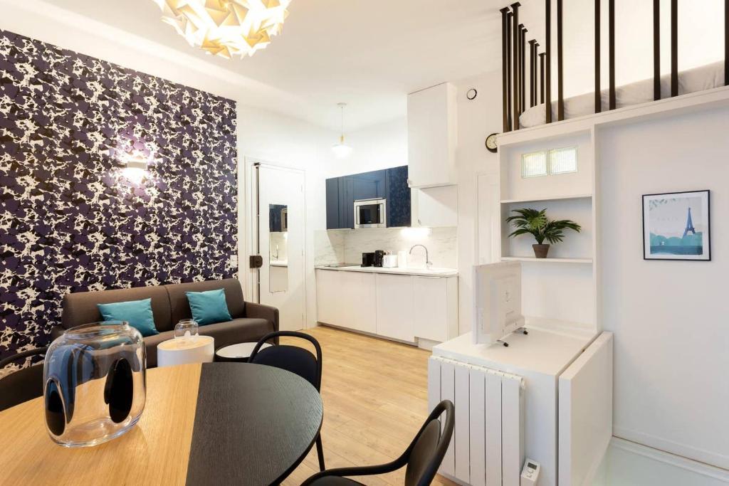 un salon avec une table et un canapé dans l'établissement Stunning 1BR 6 Sleeps Apt Saint Germain-Luxembourg, à Paris