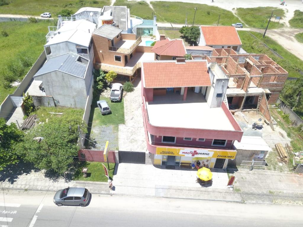 una vista aérea de una casa con una calle en Apartamentos na Quadra do Mar, en Guaratuba
