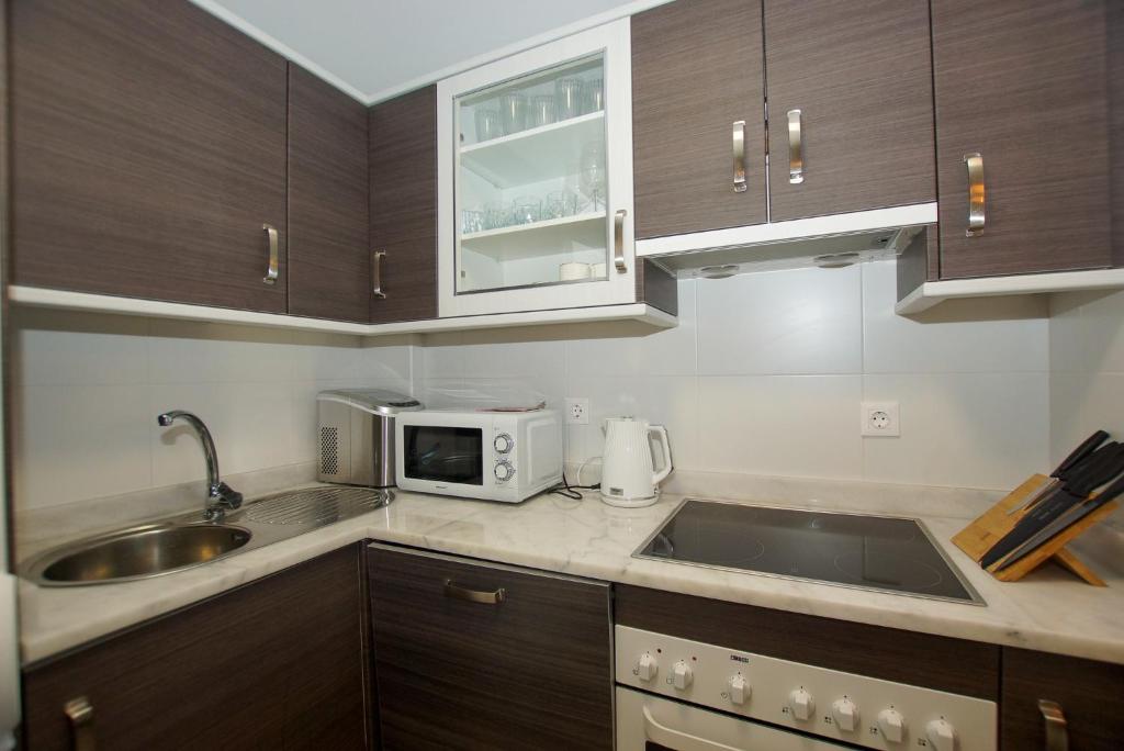 Kuchyň nebo kuchyňský kout v ubytování Small Oasis P&O Serviced Apartments