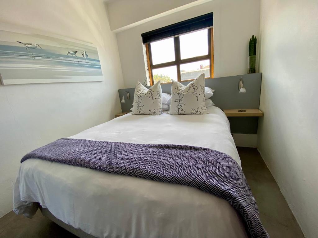 Stay On Main Plett - Contemporary 2-Bedroom Apartment - Image 12