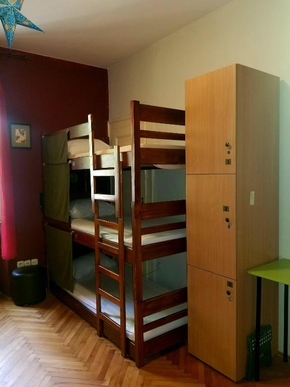 En eller flere senger på et rom på Hurricane Hostel