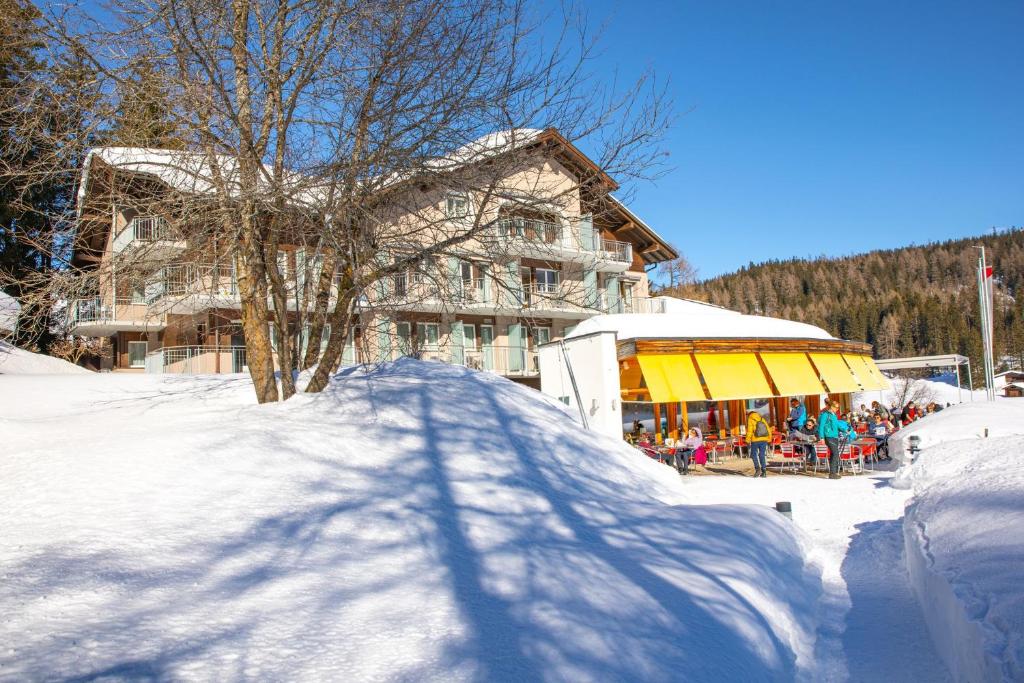 l'ombra di un edificio nella neve di Hotel Seebüel a Davos