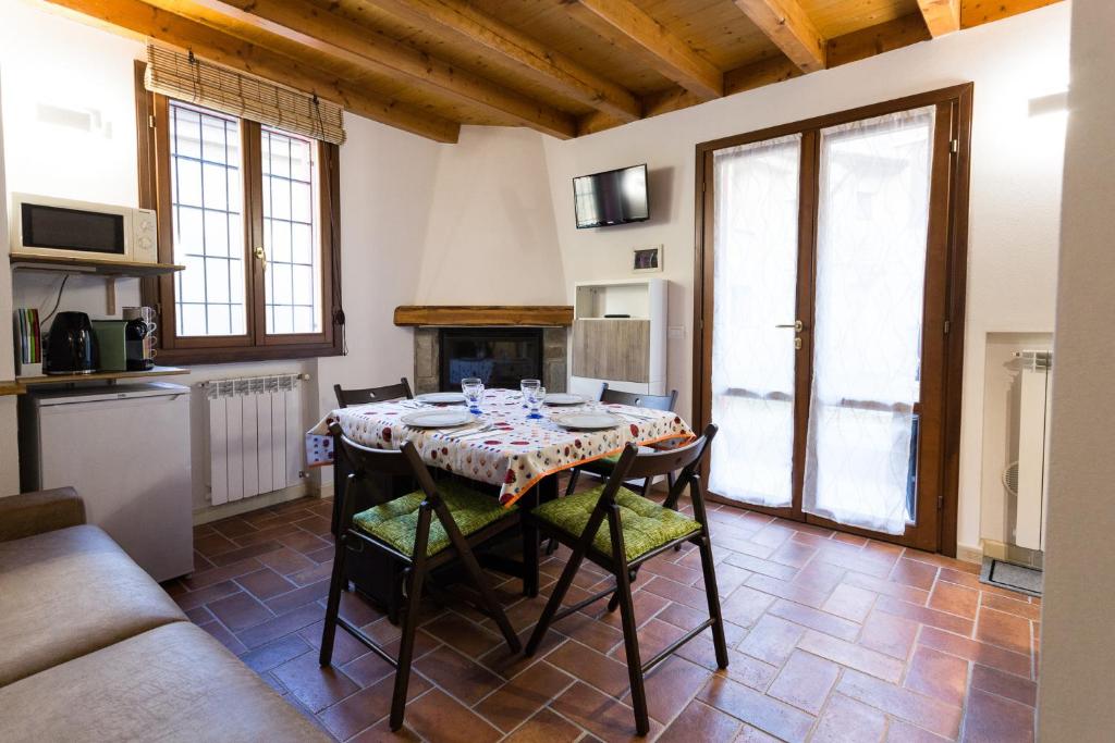 a kitchen and dining room with a table and chairs at Piccolo Chalet in Ponte di Legno